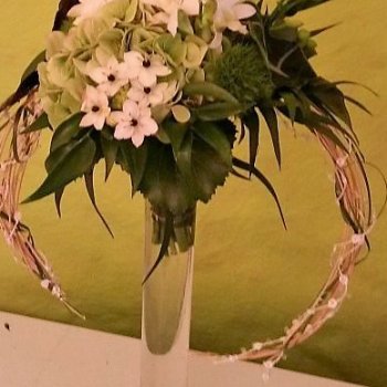 Bogenform- Eleganter Brautstrauss mit Orchideen